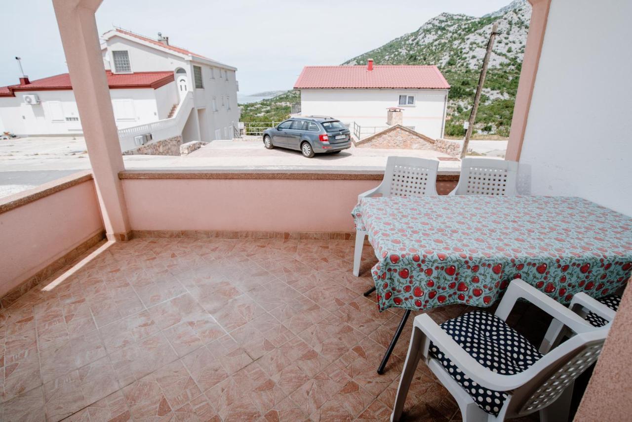 Ferienwohnung Apartmens Leona Karlobag Exterior foto