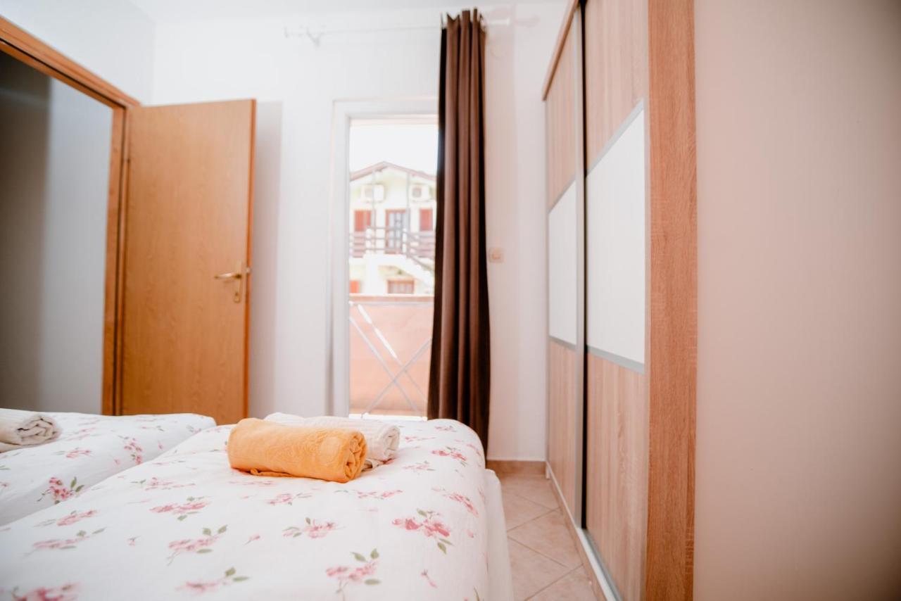 Ferienwohnung Apartmens Leona Karlobag Exterior foto