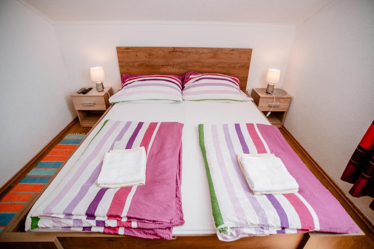 Ferienwohnung Apartmens Leona Karlobag Exterior foto