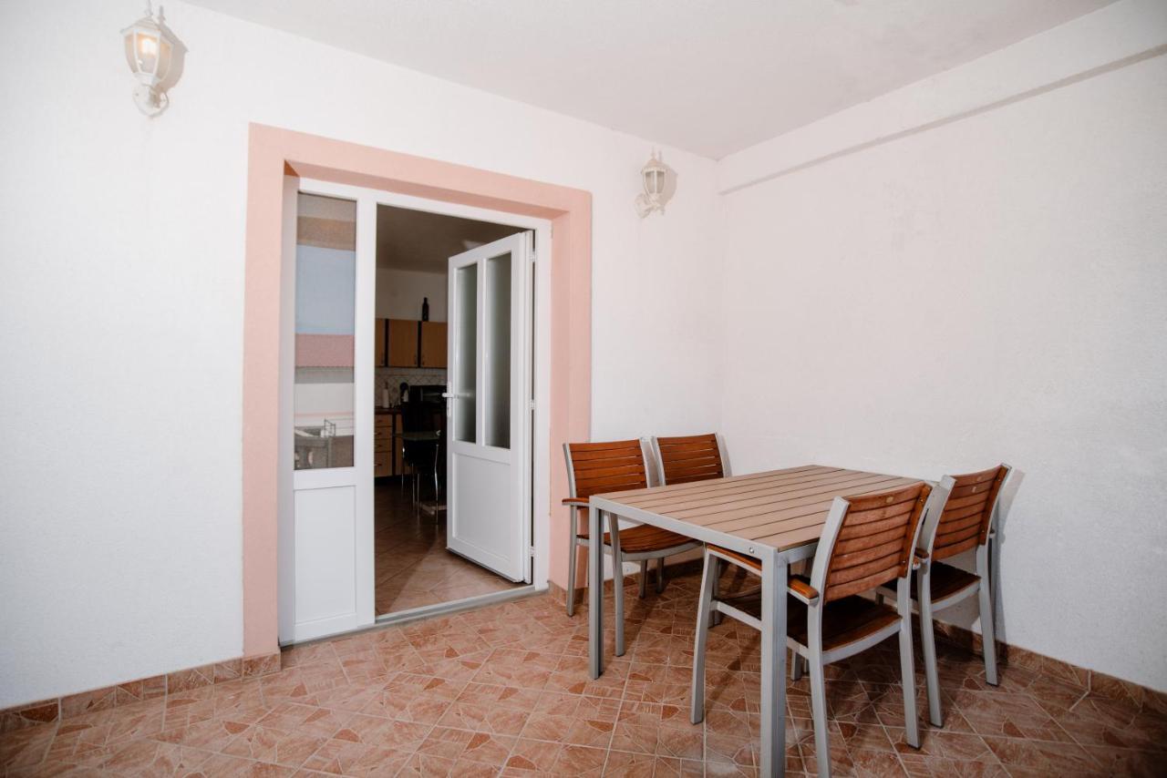 Ferienwohnung Apartmens Leona Karlobag Exterior foto