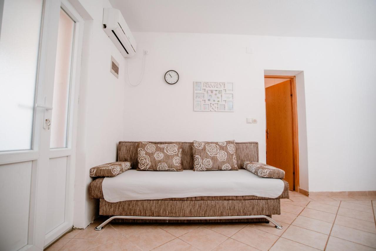 Ferienwohnung Apartmens Leona Karlobag Exterior foto