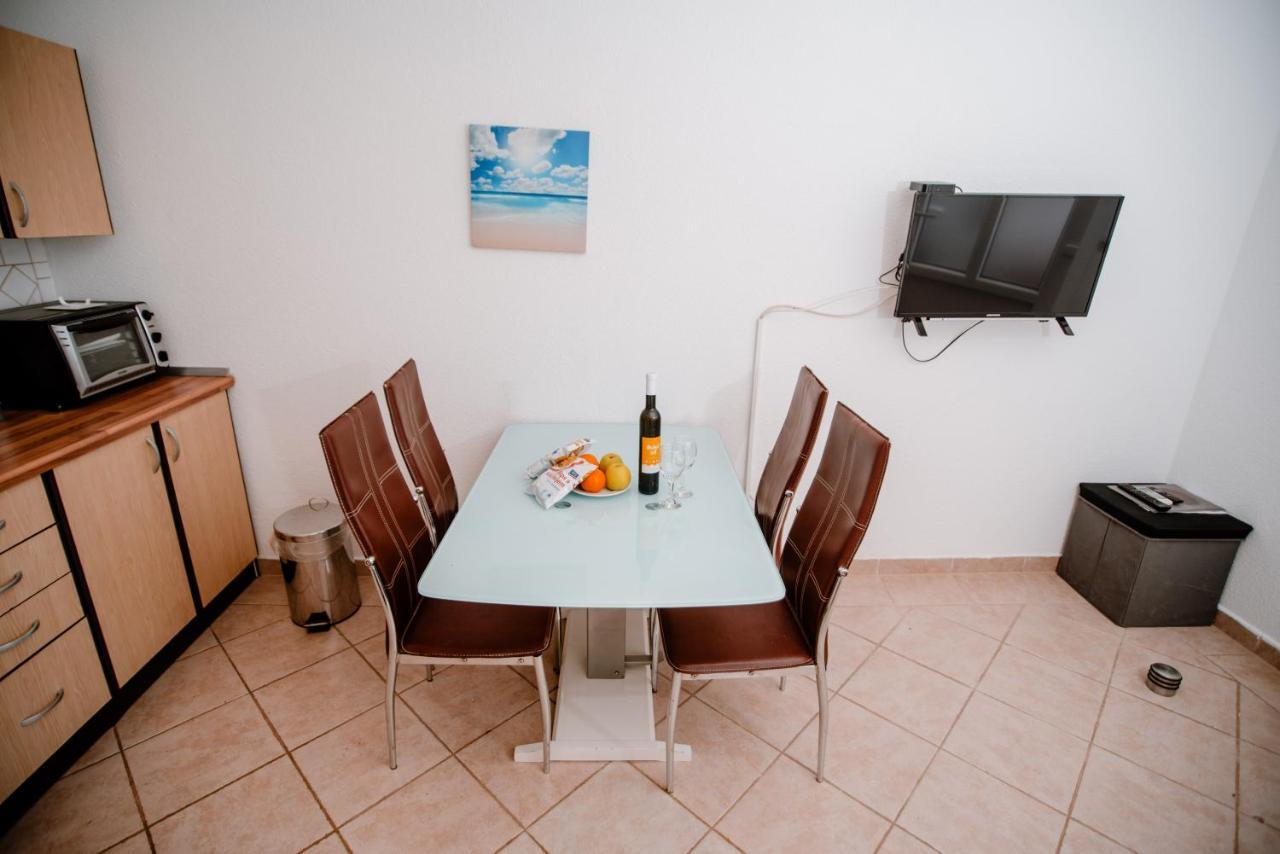 Ferienwohnung Apartmens Leona Karlobag Exterior foto