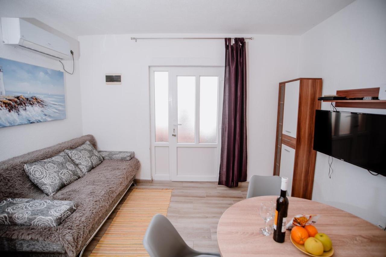 Ferienwohnung Apartmens Leona Karlobag Exterior foto