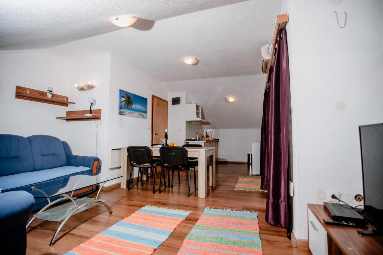 Ferienwohnung Apartmens Leona Karlobag Exterior foto