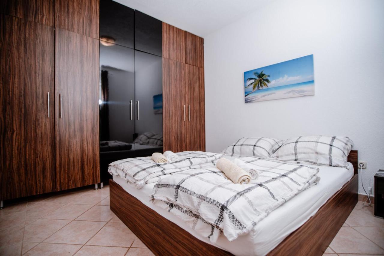 Ferienwohnung Apartmens Leona Karlobag Exterior foto