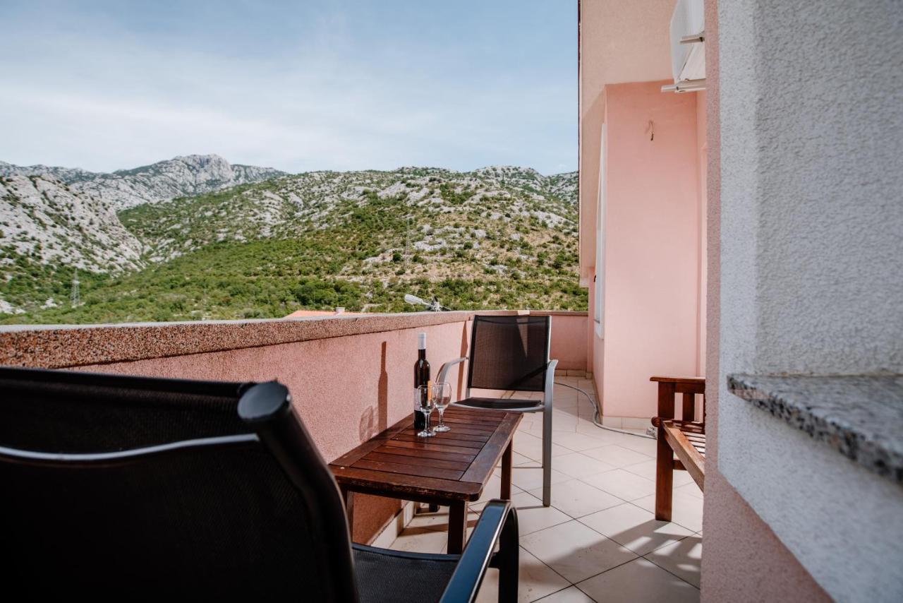Ferienwohnung Apartmens Leona Karlobag Exterior foto