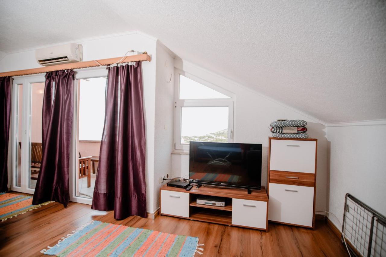 Ferienwohnung Apartmens Leona Karlobag Exterior foto