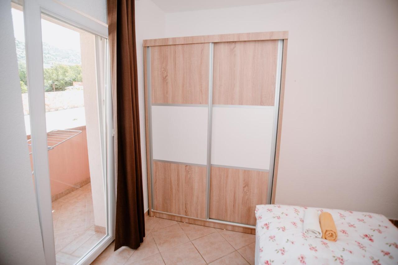 Ferienwohnung Apartmens Leona Karlobag Exterior foto