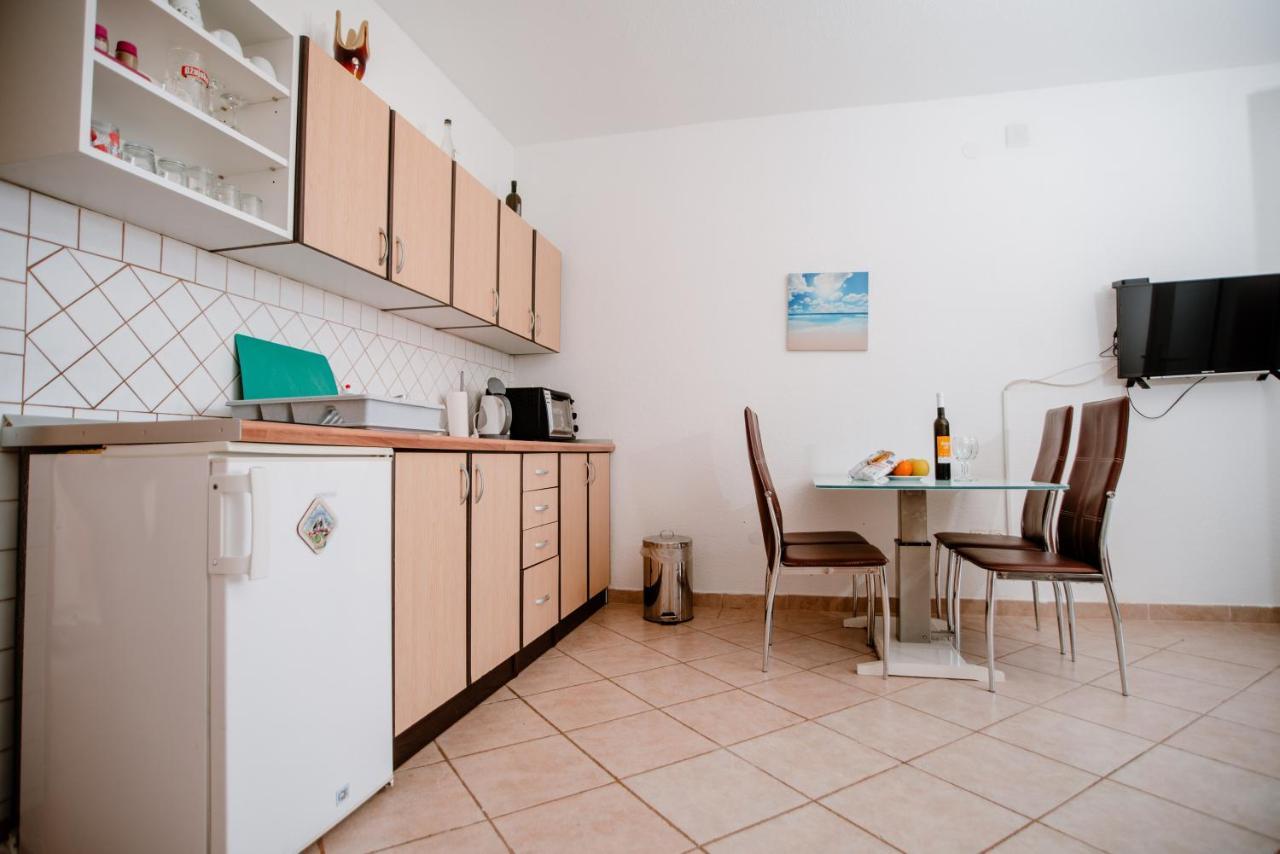 Ferienwohnung Apartmens Leona Karlobag Exterior foto