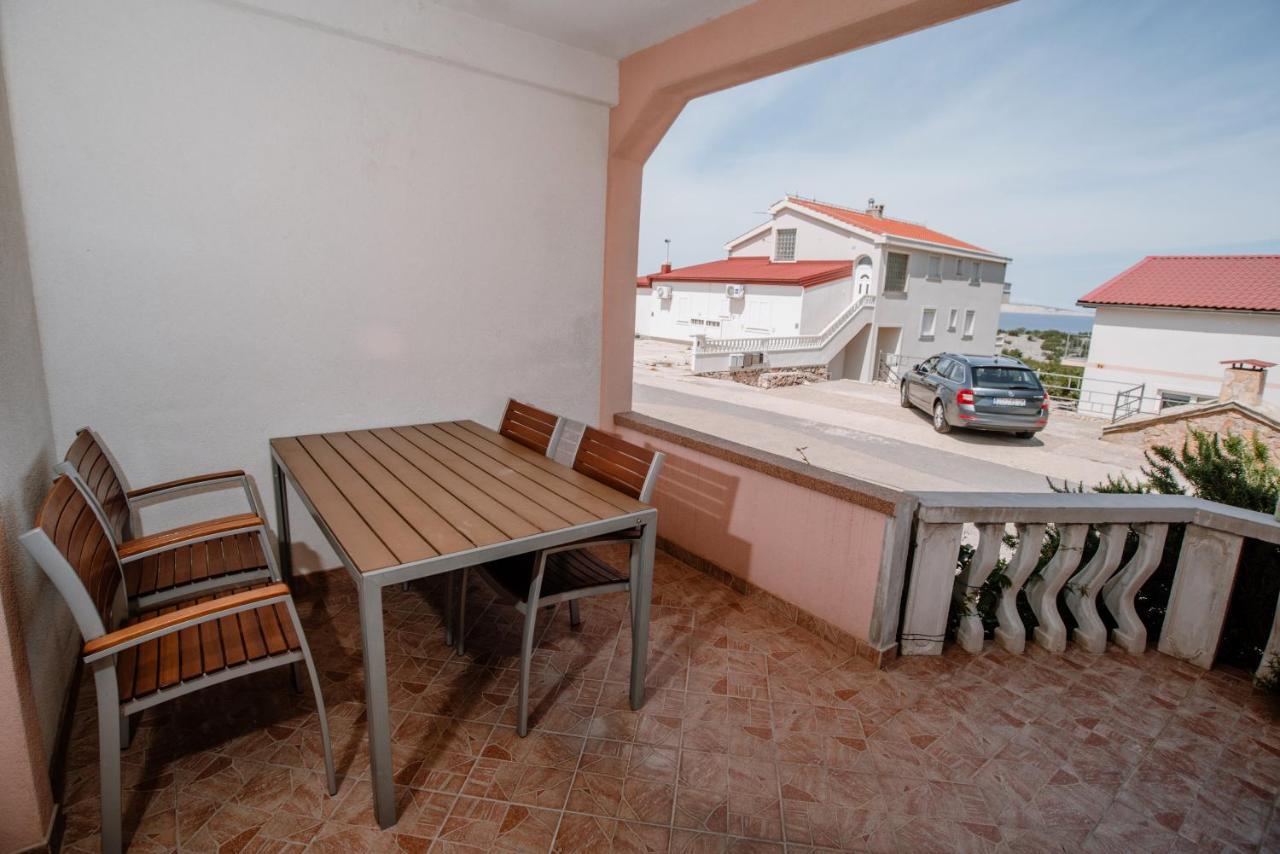 Ferienwohnung Apartmens Leona Karlobag Exterior foto