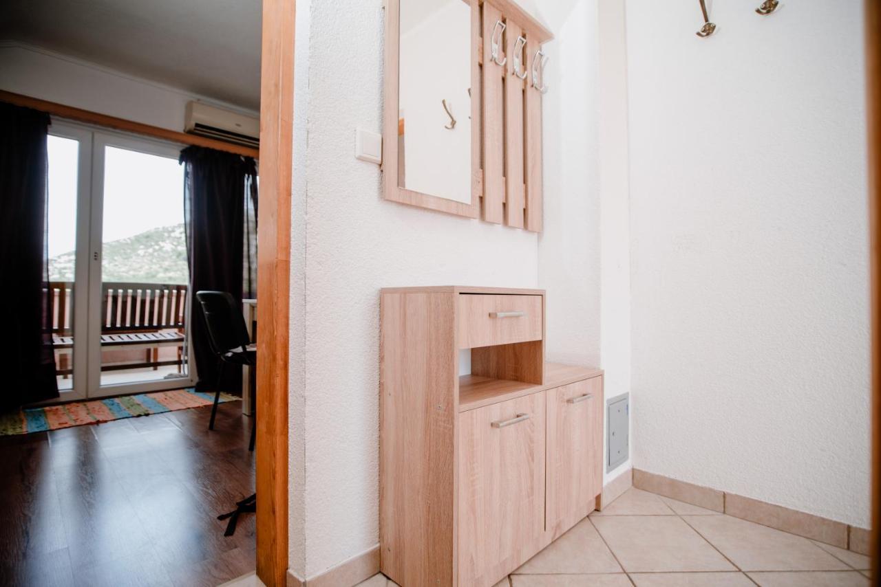 Ferienwohnung Apartmens Leona Karlobag Exterior foto