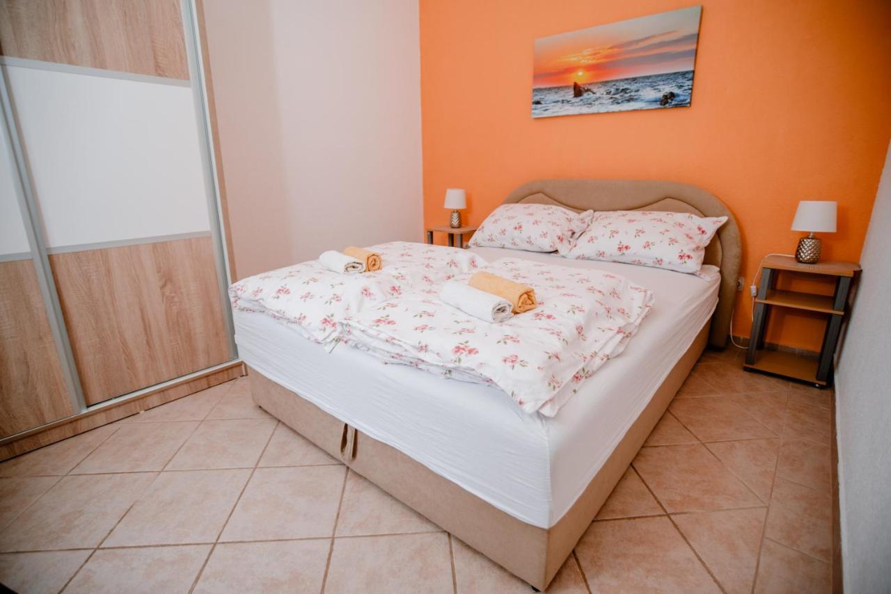 Ferienwohnung Apartmens Leona Karlobag Exterior foto
