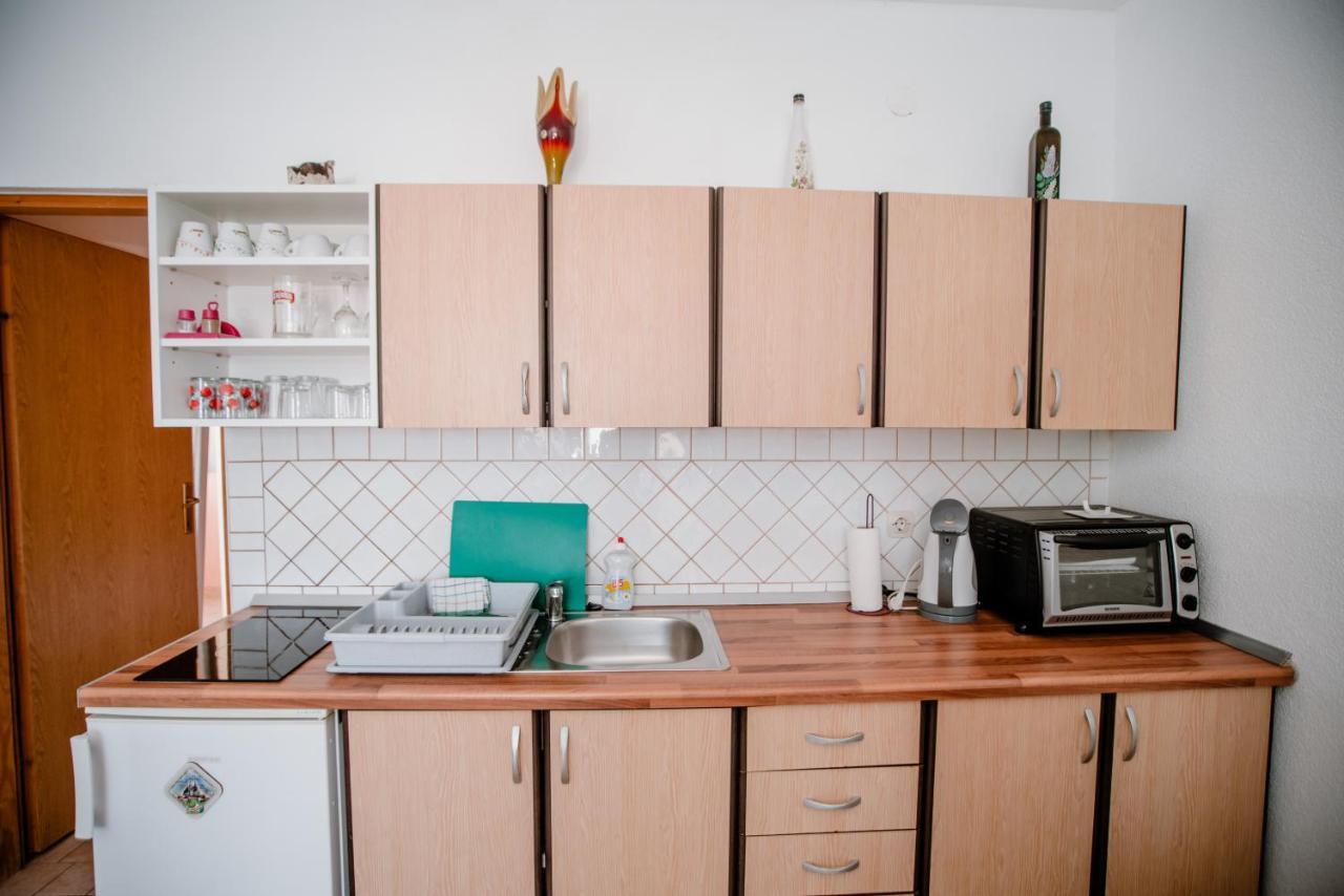 Ferienwohnung Apartmens Leona Karlobag Exterior foto