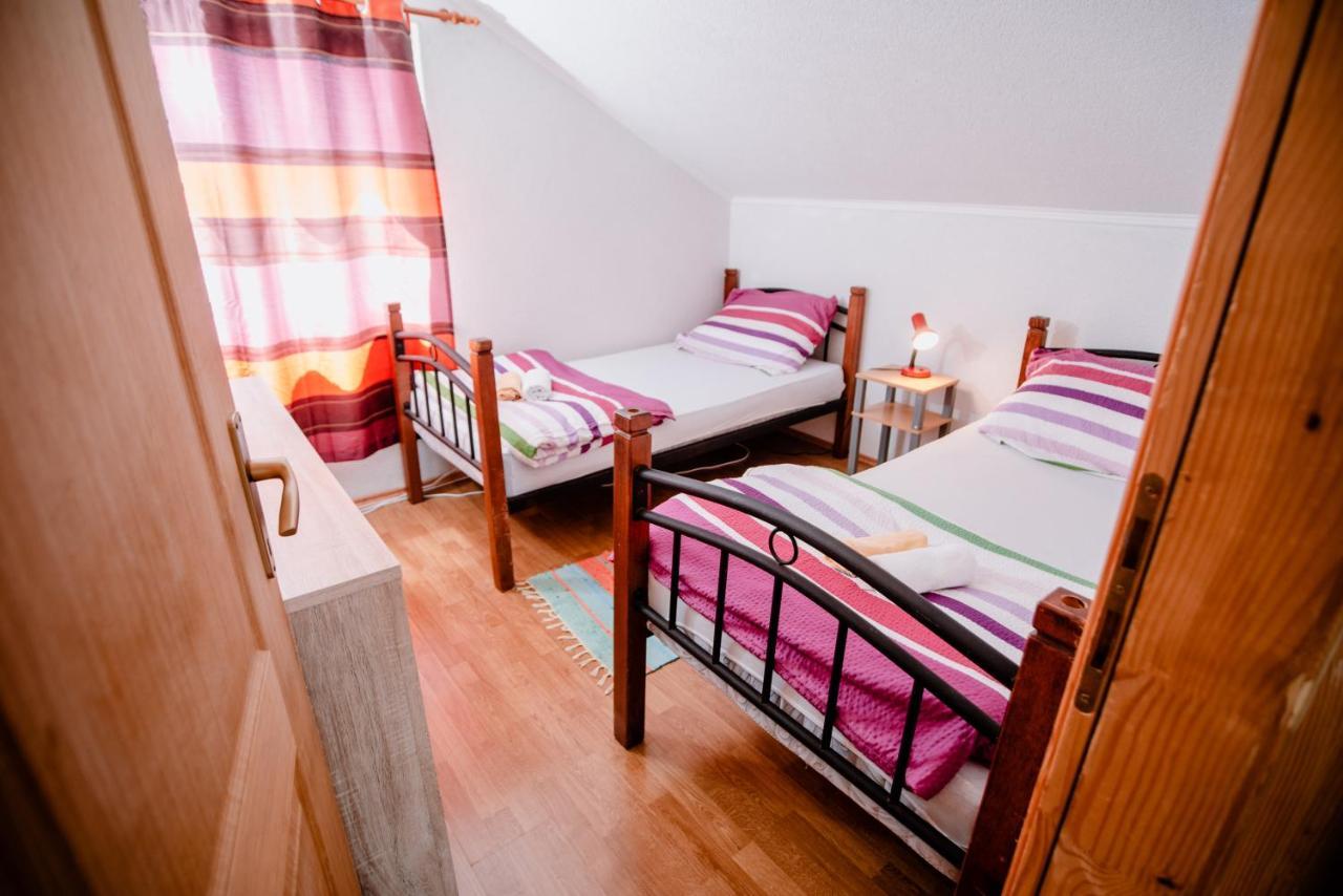 Ferienwohnung Apartmens Leona Karlobag Exterior foto