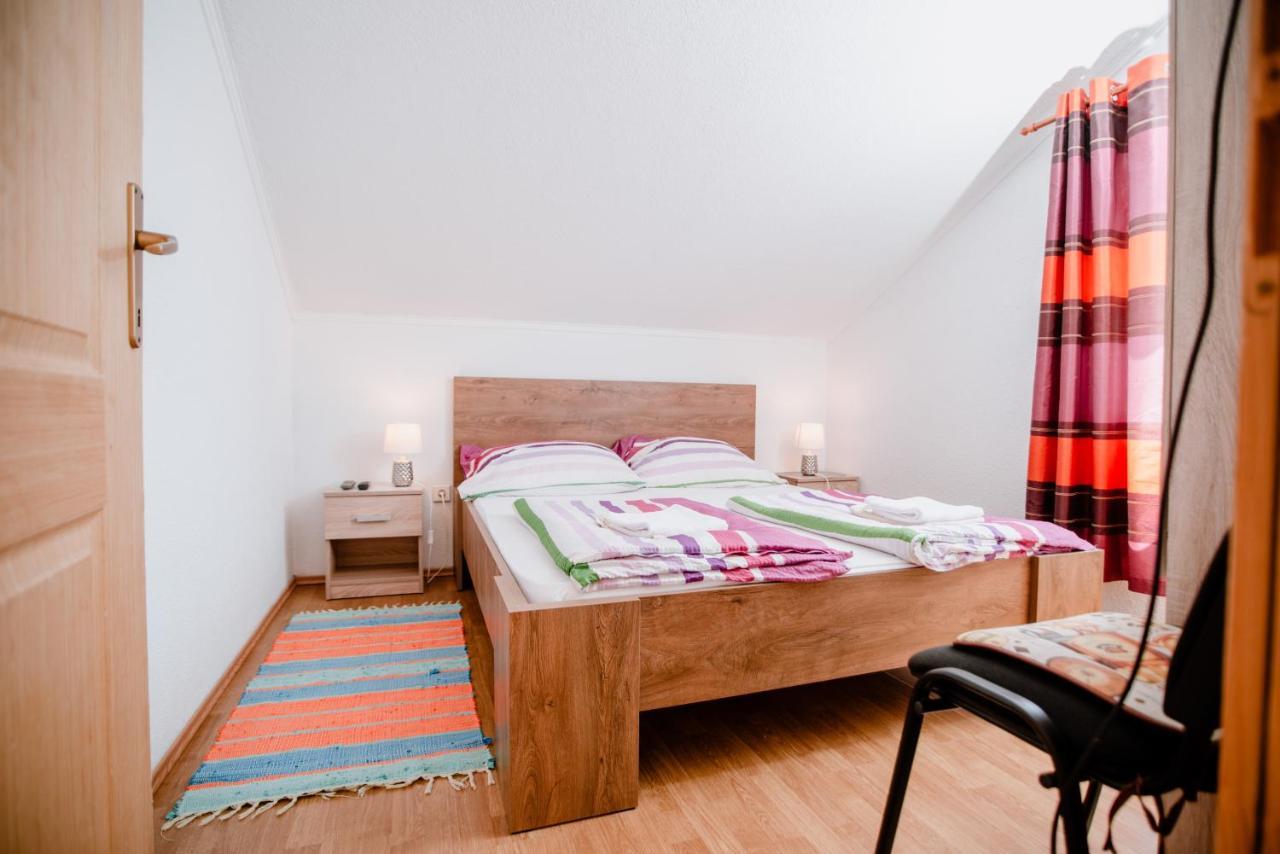 Ferienwohnung Apartmens Leona Karlobag Exterior foto