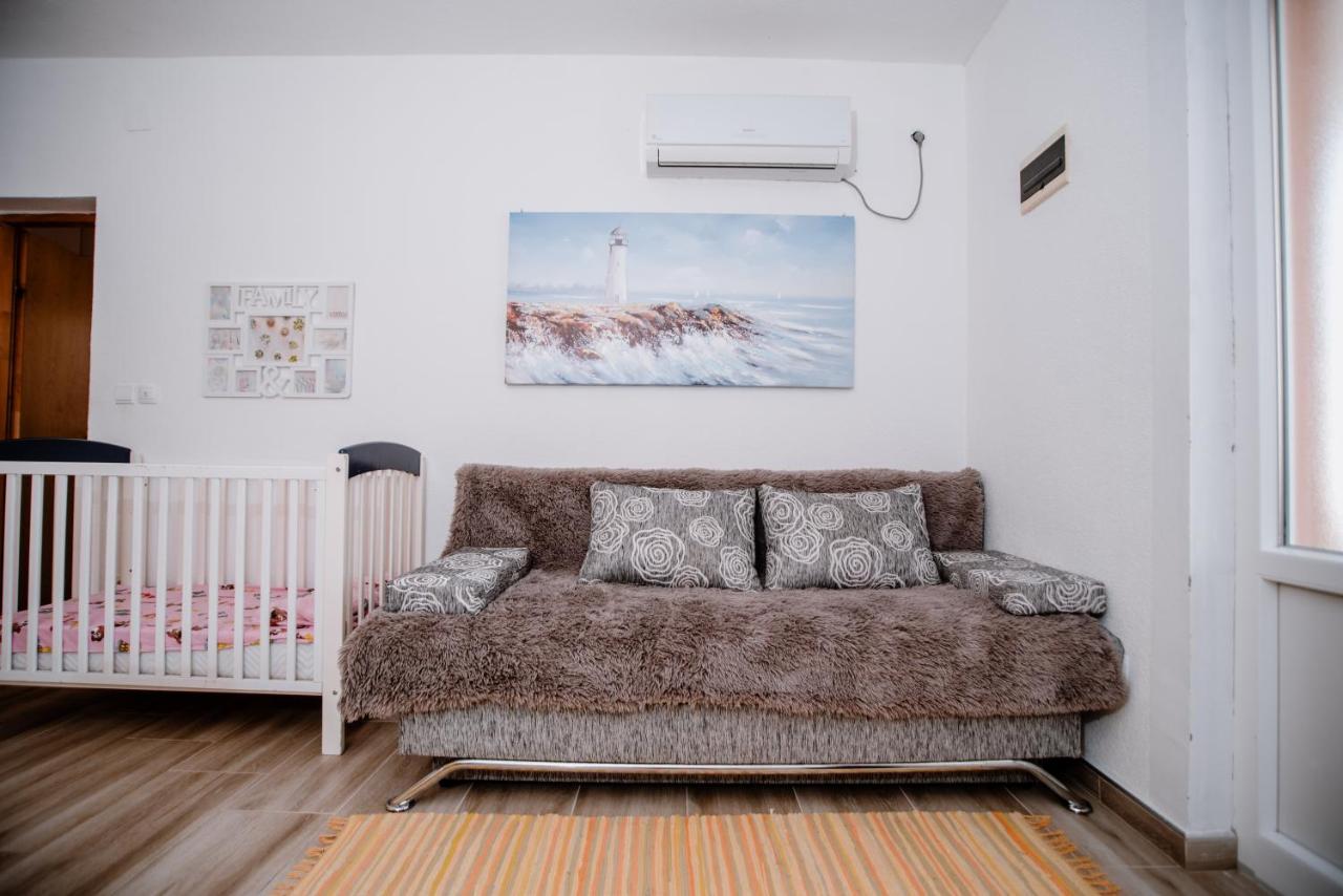 Ferienwohnung Apartmens Leona Karlobag Exterior foto