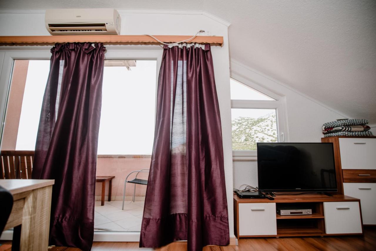 Ferienwohnung Apartmens Leona Karlobag Exterior foto