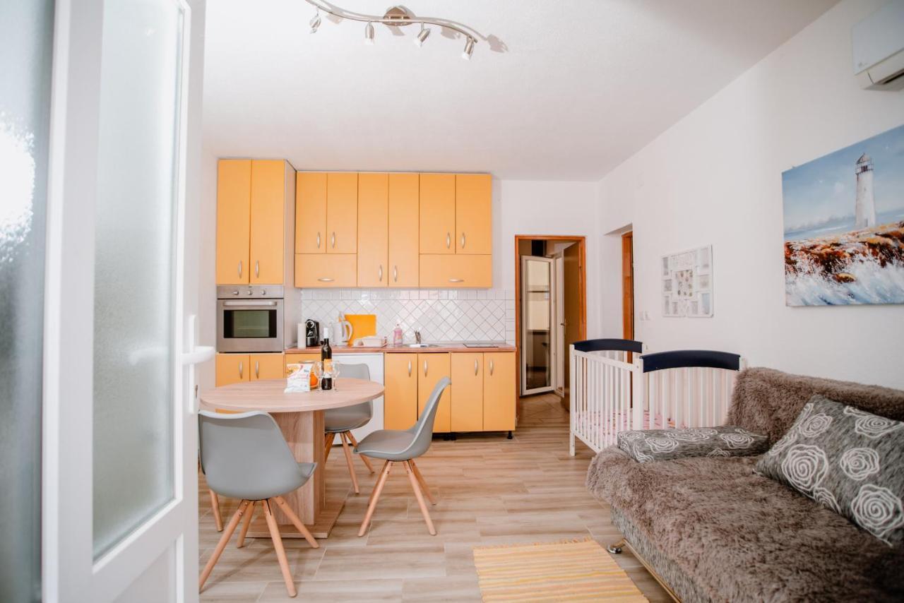 Ferienwohnung Apartmens Leona Karlobag Exterior foto