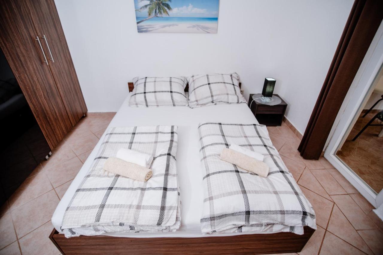 Ferienwohnung Apartmens Leona Karlobag Exterior foto