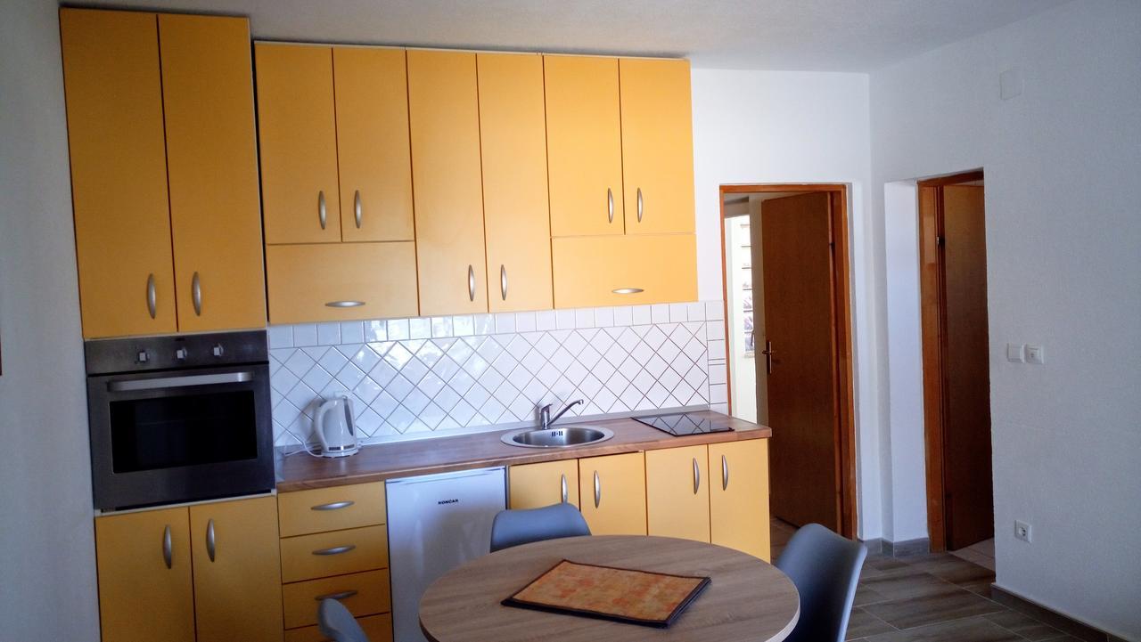 Ferienwohnung Apartmens Leona Karlobag Exterior foto